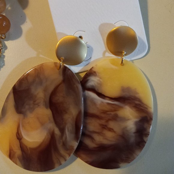 3 strand bracelet with crystal embellishment and lucite coordinating earrings - Picture 4 of 4